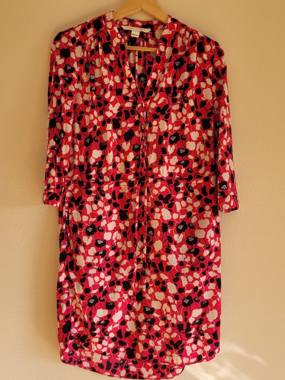Diane Von Furstenburg Pink Floral Dress Size 2 button and tie waist